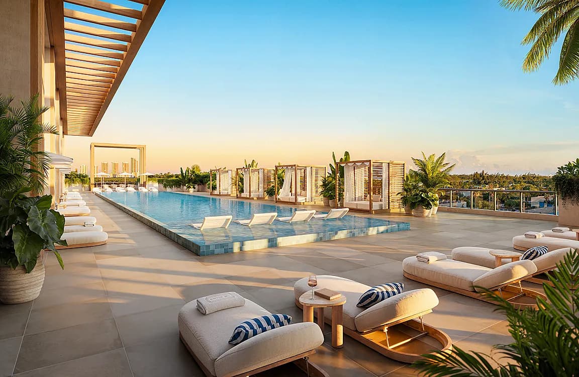 Pool deck con atardecer en torre frente al mar