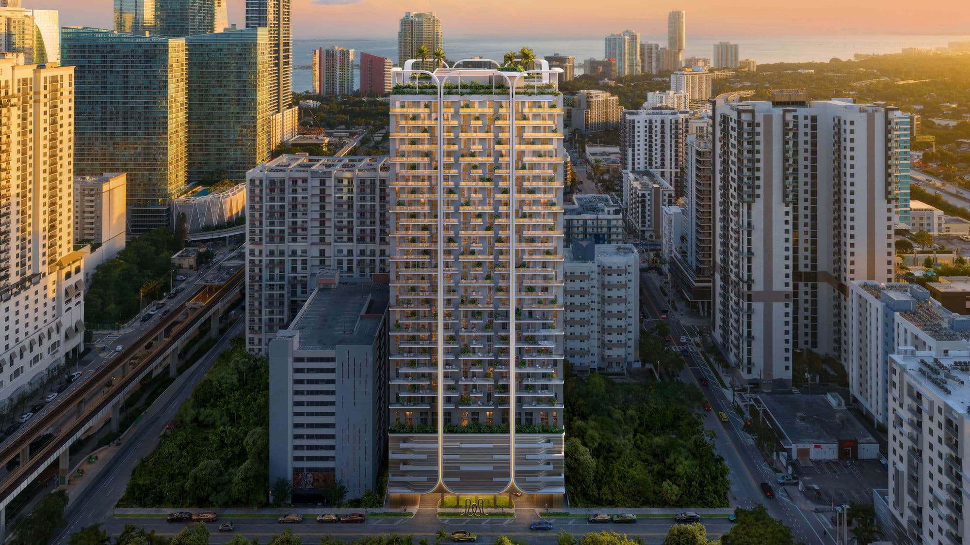 House of Wellness entre las torres de Brickell al atardecer